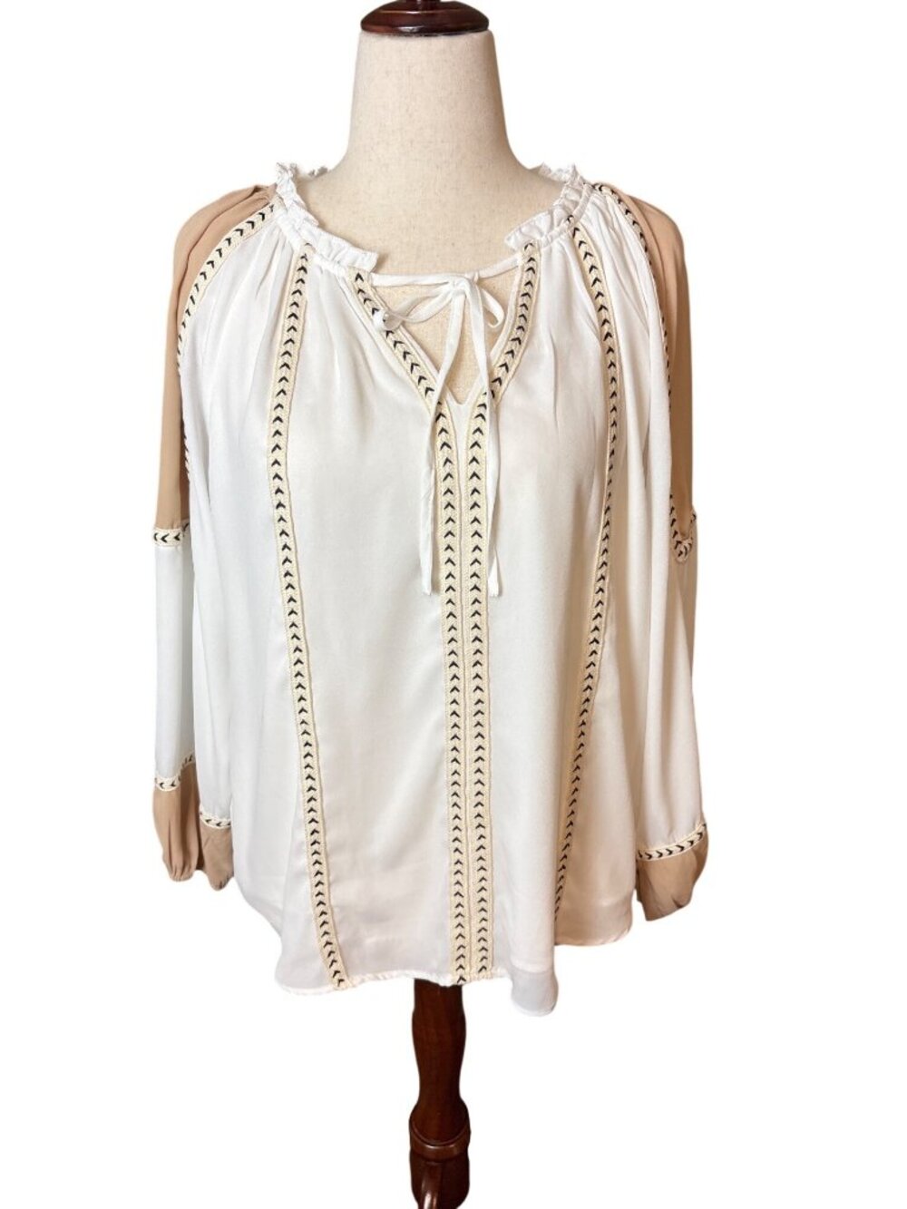T.E. by Tracy Evans Boho Peasant Blouse L Ivory Beige Tie Neck Embroidered NWT